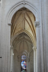 Saint-Maixant-l'école, abbaye Saint-Maixant, transept nord. Arc doubleau d'accès au déambulatoire, coté nord.