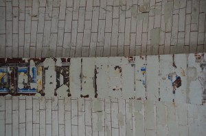 Intrados de l'arcade de la IIIème travée avec frise héraldique, détail. Châtellerault, Commanderie d'Auzon.