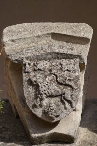 Clef d'arc aux armes des Rogier. Poitiers, dépôt Musée Sainte-Croix (de l'église Saint-Cybard).