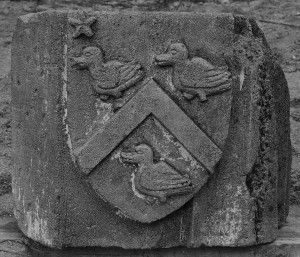 Fragment aux armes des Boylève. Poitiers, dépôt Musée Sainte-Croix (de l'église Saint-Cybard).