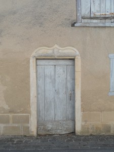 Porte armoriée d'une maison XVIe-XVII siècle. Plaisance 4, Le Bourg.