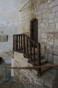 Abbaye Notre-Dame, Celles-sur-Belle, église abbatiale, porte du clocher avec armoirie de l'abbé Mathurin II.