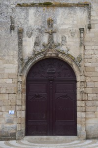 Abbaye Notre-Dame, Celles-sur-Belle, portail du clocher-porche avec décor héraldique.