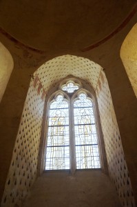 Baie aux armes de Arthur de Richemont. Chatillon-sur-Thouet, Eglise du prieuré Sainte Madeleine de la Maison Dieu, abside.