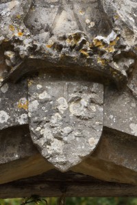 Chateau de Villenon (Anché), portail, armoirie des De la Beraudière (armoirie 1)