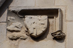 Hotel Fumé, Poitiers, lucarne du logis, détail de l'écusson aux armes Fumé-Aubert (armoirie 2)