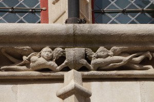 Anges tenant un écusson. Poitiers, Hotel Fumé, façade (armoirie 13).
