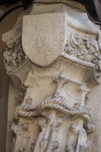 Hotel Fumé, Poitiers, galerie, détail d'un pilier ornée d'un écusson gratté et d'une cordière (armoirie 7).