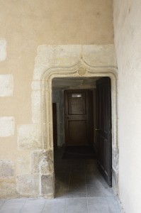 Hotel Fumé, Poitiers, cour, porte d'entrée de la tourelle d’escalier du logis.