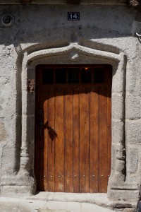 Maison à pans de bois, détail de la porte en accolade armoriée. Parthenay, 14, rue du faubourg Saint-Jacques.