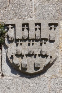 Parthenay, église Saint-Laurent, clocher-porche, détail de l'armoirie de Arthur de Richemont.