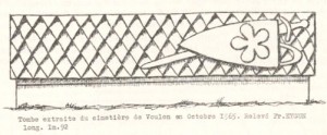 Tombeau en batière d'un chevalier (aux armes des Bor), détail. Voulon, cimetière (Salvini 1966, p. 466).