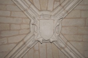 Chasseneuil-du-Poitou, église Saint-Clément, clef de voûte armoriée de la chapelle seigneuriale.