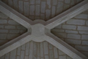 Chasseneuil-du-Poitou, église Saint-Clément, clef de voûte de l'abside déjà aux armes d'Amboise.