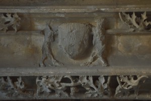 Cheminée de l'Hotel Hérbert, détail de l’écusson. Poitiers, réserves du Musée Sainte-Croix.