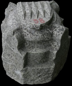 Clef de voûte aux armes de Mathurin II Joubert de la Bastide. Niort, Musée Bernard d'Agesci (inv. 2010.0.73), jadis Celles-sur-Belle, cloître de l'abbaye.