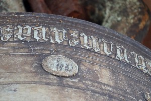 Cloche de 1454, détail du sceau à contrats de Arthur de Richemont. Parthenay, Tour de la Citadelle.