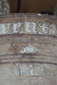 Cloche de 1454, détail du sceau de Arthur de Richemont. Parthenay, Tour de la Citadelle.