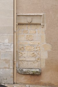 Porte murée avec linteau armorié. Chasseneuil-du-Poitou, église Saint-Clément.