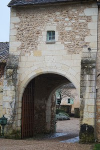 Vouneuil-sur-Vienne, prieuré de Savigny, poterne d'entrée, avec contreforts ornés d'écussons.