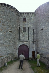 Bourg-Archambault, château, châtelet d'entrée.