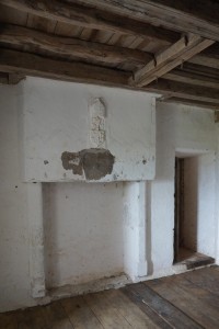 Cheminée aux armes de Pierre de Sacierge. Bourg-Archambault, château, châtelet d'entrée, Ier étage, pièce ouest.