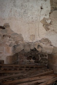 Cheminée aux armes de Pierre de Sacierge. Bourg-Archambault, château, tour ouest, salle au rez-de-chaussée.