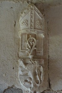 Cheminée aux armes de Pierre de Sacierge. Bourg-Archambault, château, châtelet d'entrée, Ier étage, pièce centrale (armoirie 3)