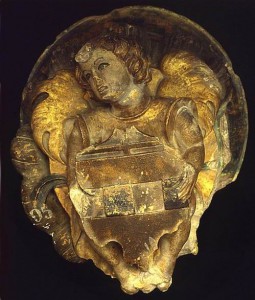 Clef de voûte ornée d'un écusson aux armes de Jacques Pelloquin. Poitiers, Musée Sainte-Croix (provenant de Poitiers, Grand'prieuré d'Aquitaine).