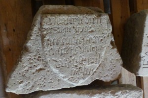 Écusson avec inscription de fondation. Poitiers, Musée Sainte-Croix (de Parthenay, chapelle Saint-Nicolas).