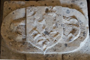 Fragment lapidaire aux armes des Chevalier. Poitiers, Musée Sainte-Croix (réserves).