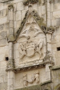 Niort, ancien hôtel de ville (le Pilori), ornementation héraldique aux armes du roi de France et de la ville.