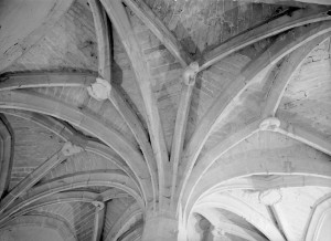 Pamproux, prieuré, couverture de la tour d'escalier.