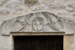 Linteau aux armes des Chevalier. Pamproux, prieuré Saint-Maixent.