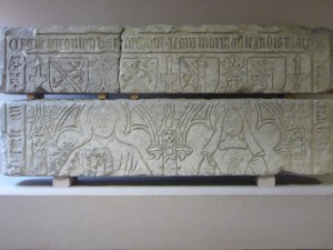 Plate-tombe de Jean Morinault et de son épouse (Anne de Chambon ?). Poitiers, Musée Sainte-Croix (de l'église Saint-Etienne).