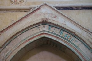 Enfeu armorié, détail de l'arcosolium. Vivonne, église Saint-Georges, bras nord du transept.