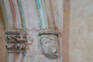 Enfeu armorié, détail d'une console sculptée en forme de tête feminine. Vivonne, église Saint-Georges, bras nord du transept.