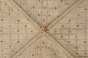 Vivonne, église Saint-Georges, Ière travée, faux appareillage et clef de voûte aux armes des Rochechouart.