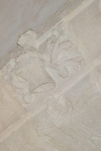 Armoirie bûchée (René Berthelot). Poitiers, église Saint-Germain, arc d'accès à la chapelle Berthelot.