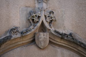 Armoirie Royrand. Poitiers, Hôtel Royrand, détail de l'ancien portail d'entrée.