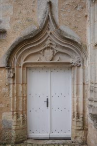 Ayron, château, porte d'entrée avec architrave en accolade armorié.