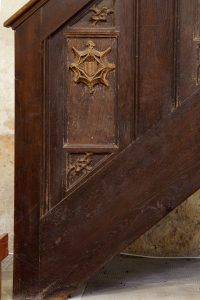 Chaire du precheur, détail d'un panneau aux armes d'Amboise. Eglise Saint-Pierre-et-Saint-Paul, Dissay.