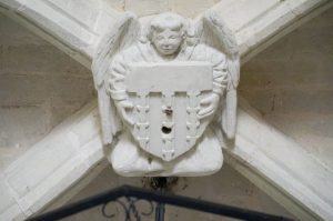 Clef de voute à l'ange tenant un écu aux armes de Marconnay. Colombiers, église Notre-Dame
