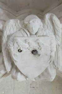Clef de voûte à l'ange tenant un écu aux armes des Colombiers. Colombiers, église Notre-Dame.