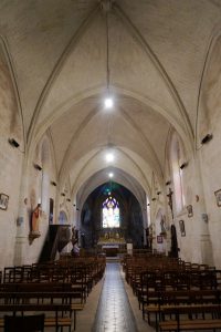 Dissay, église Saint-Pierre-et-Saint-Paul, vue de la nef vers l'autel.