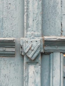 Hôtel particulier, Poitiers, 5 rue Gambetta. Détail de l'écus cloué au portail d'entrée.