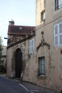 Poitiers, Hôtel Royrand, mur pignon est et portails d'entrée.
