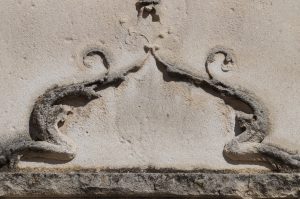Poitiers, église Saint-Germain, détail de la porte de la chapelle Berthelot.