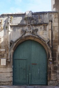 Portail flamboyant. Poitiers, ex sous-doyenné de Saint-Pierre.