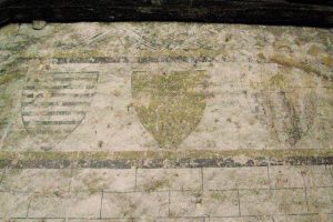 Armoiries Lusignan, France, Archiac. Nanteuil-en-Vallée, abbaye Saint-Benoit-et-Sainte-Marie, Hôtellerie (Ier étage, salle centrale, parois est).